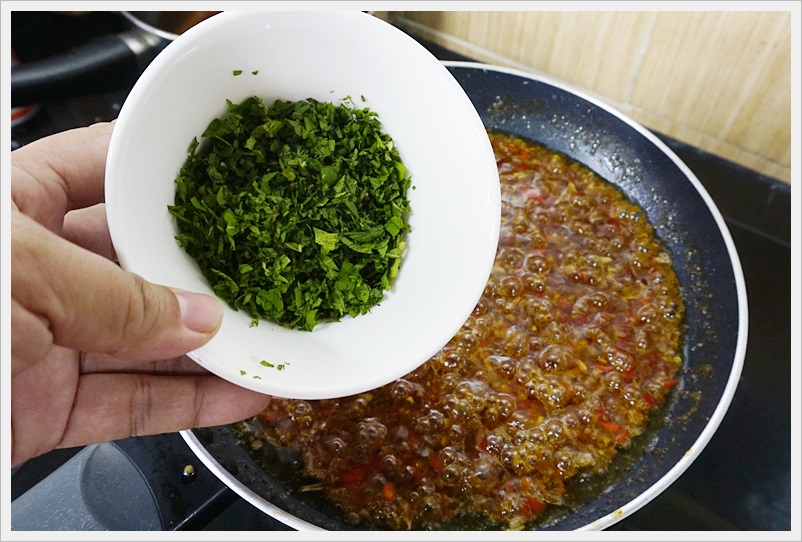 deep fried fish with holy basil sauce 05