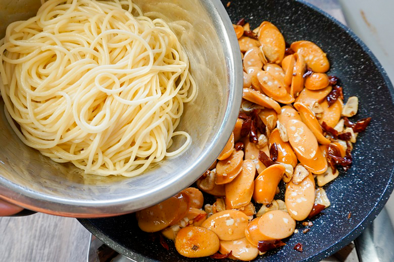 garlic and dried chilli spaghetti with cheese sausage 18