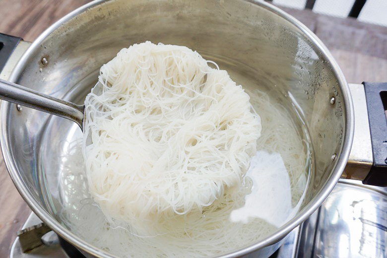 pork and rice vermicelli with vegetable wrap 14