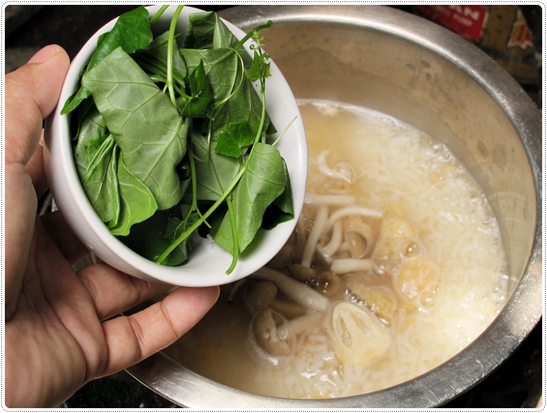 http://www.pim.in.th/images/all-one-dish-food/rice-porridge-with-mushroom-and-ivy-gourd/rice-porridge-with-mushroom-and-ivy-gourd-15.JPG