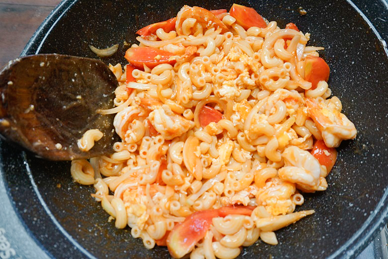 stir fried macaroni with prawn 13