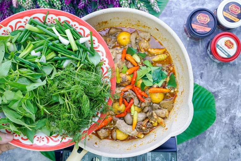 steamed chicken giblets in pot 21