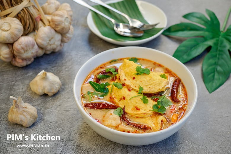 egg wonton with seasoned pork in tomyum soup22