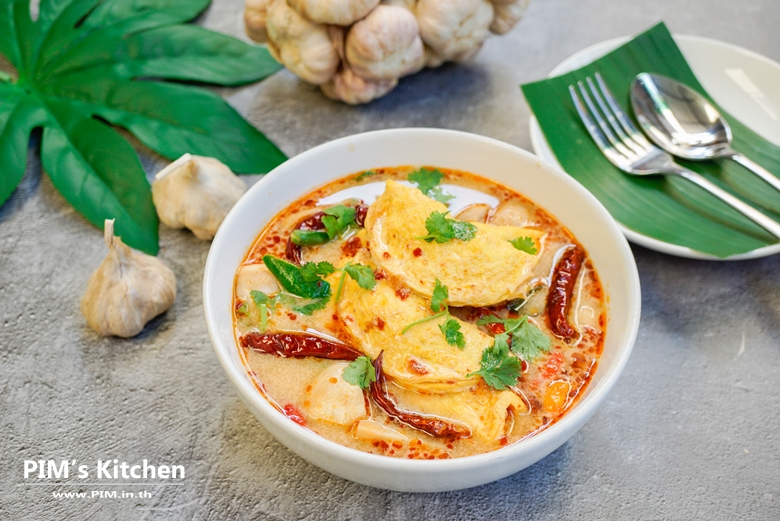 egg wonton with seasoned pork in tomyum soup25