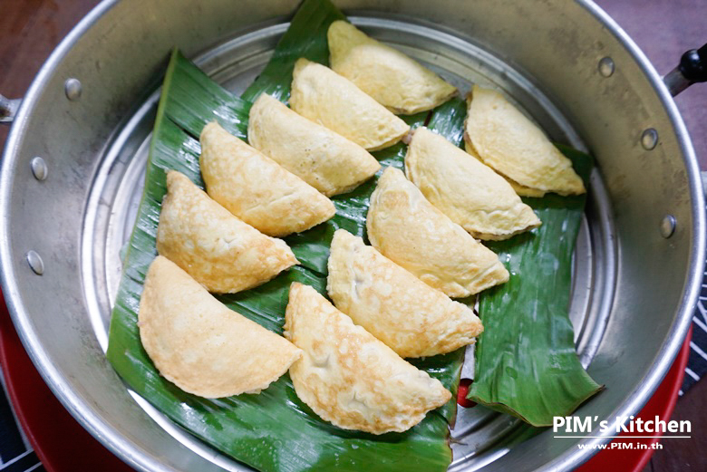 egg wonton with seasoned pork in tomyum soup29