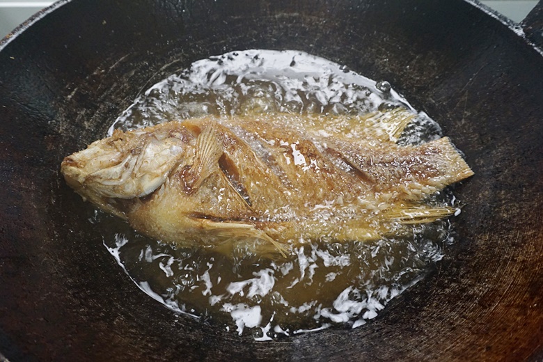 deep fried red tilapia with thai herb salad 05