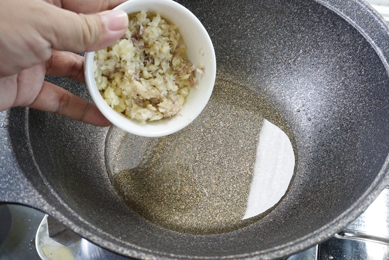 fried mackerel with garlic and pepper 11