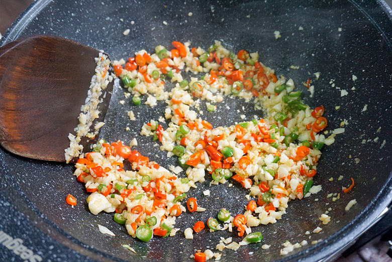 fried pork with garlic and chilli 12