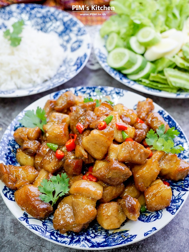 pork belly fried with chilli and fish sauce 01