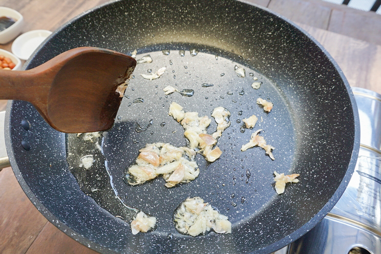 fried mushroom with dried chilli and peanut11