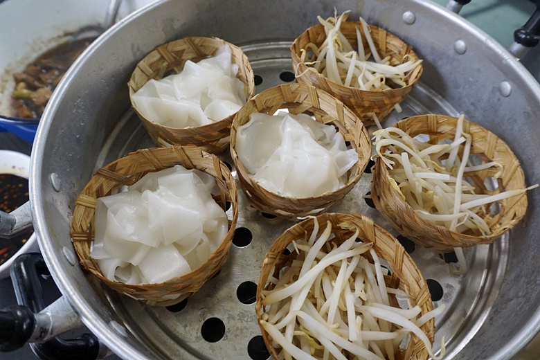 steamed rice noodle with tofu topping 18