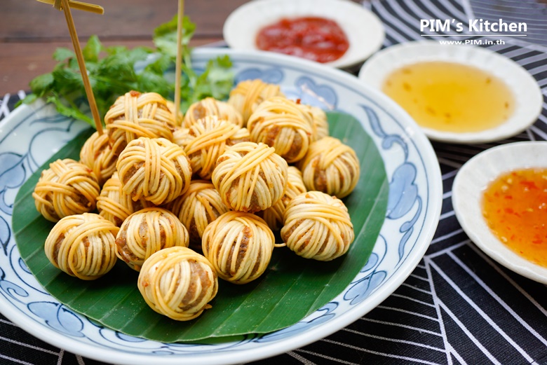 deep fried minced pork rolled with yellow noodles 01