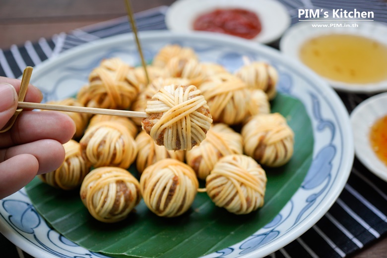 deep fried minced pork rolled with yellow noodles 02